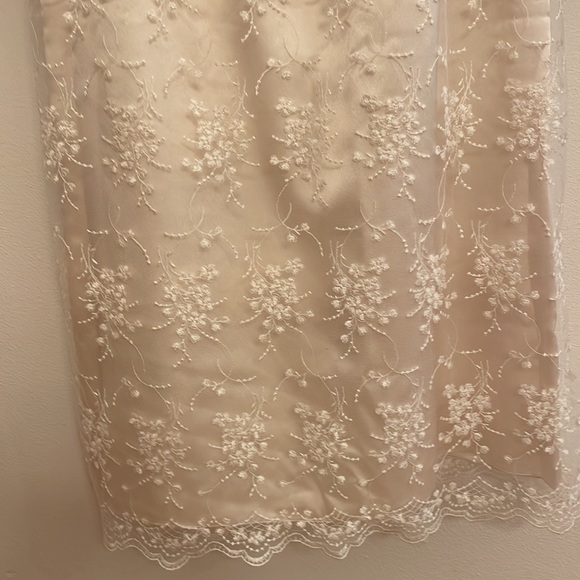 Designer classic wedding dress - Picture 4 of 4